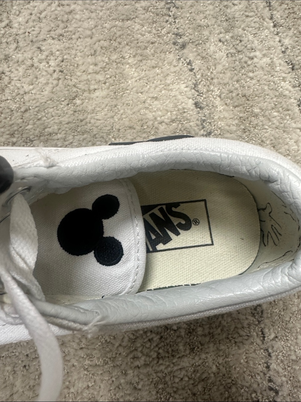 Disney x Vans Old Skool "Mickey Mouse Hand" Sneakers White Men’s 6 | Women’s 7.5 - Picture 4 of 9